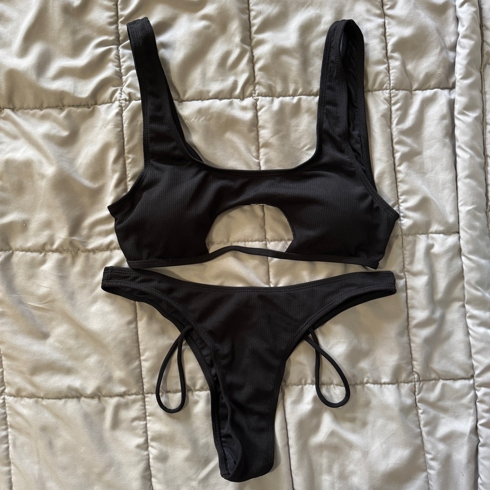 Black Cutout Ribbed Two-Piece Cheeky Bikini Hip String Accents